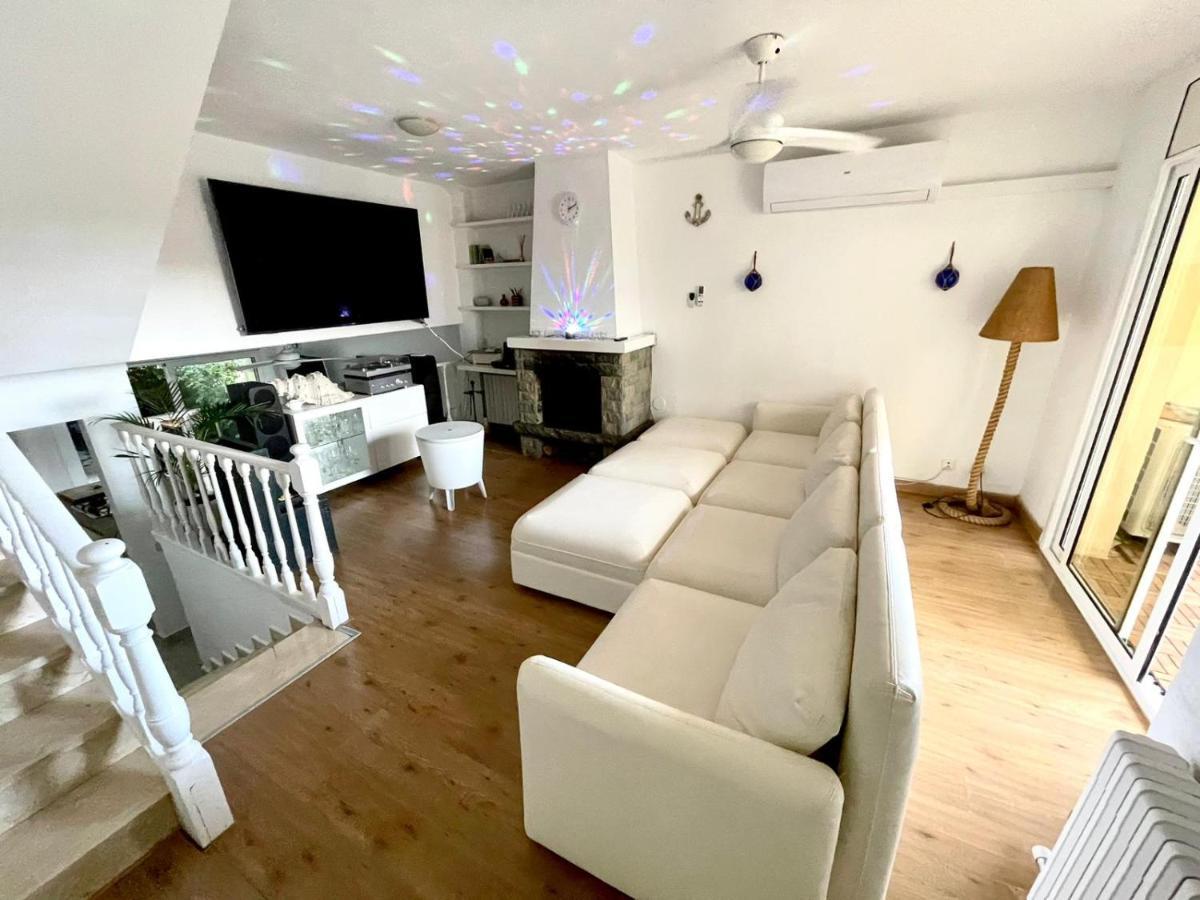 Casa En Masnou Junto A Playa Y Tren Villa Екстериор снимка